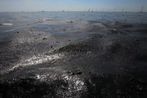 Images Dated 7th June 2018: Oil floats on the surface on the Lake Maracaibo in Lagunillas