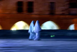 <b class=qtipBold><figcaption>Rp5Drhzyrfaa</figcaption></b><br>Two Palestinian muslim woman walk after prayers in a mosque during the holy month of Ramadan in Jerusalem's Old City October 18, 2004. Muslims around the world refrain from eating and drinking, amongst other things, from sunrise to sunset during Ramadan, the holiest month in the Islamic calendar. REUTERS/Mahfouz Abu Turk Pictures of the Month October 2004 Pictures of the Year 2004 GOT//JV Rp5Drhzyrfaa