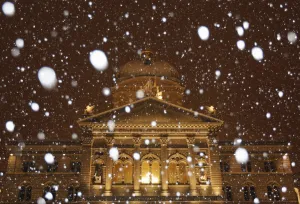 Switzerland Prints: Snow falls in front of Switzerlands federal parliament building in Bern