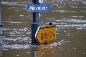 The street sign for the Moselle street is flooded by the river Moselle in Reil The street sign for the Moselle street is flooded by the river Moselle in Reil