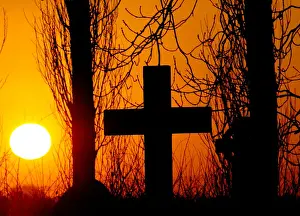 Images Dated 2004: THE SUN SETS OVER ST PETERs CHURCH GRAVEYARD IN SWEPSTONE CENTRAL ENGLAND
